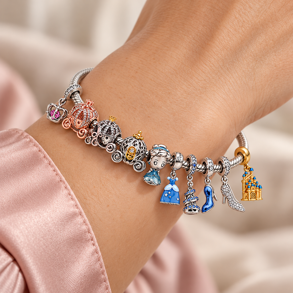 Ejemplo de combinación de charms de princesas sobre una pulsera en la muñeca; piezas vendidas por separado.