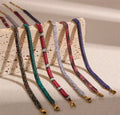 Pulseras de diseño textil trenzado en seis tonos con cierre dorado