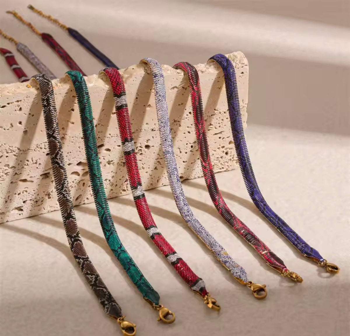 Pulseras de diseño textil trenzado en seis tonos con cierre dorado