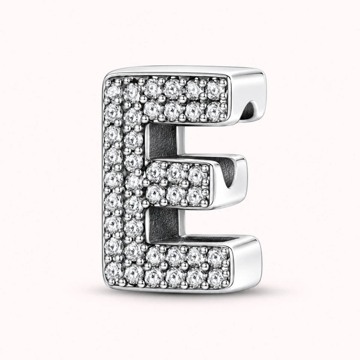 Charm letra E modelo circonias