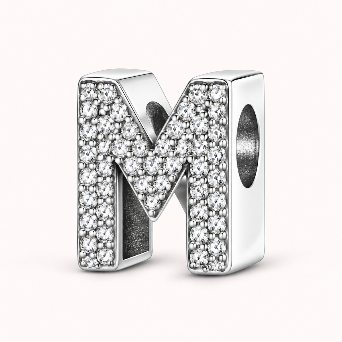 Charm letra M modelo circonias