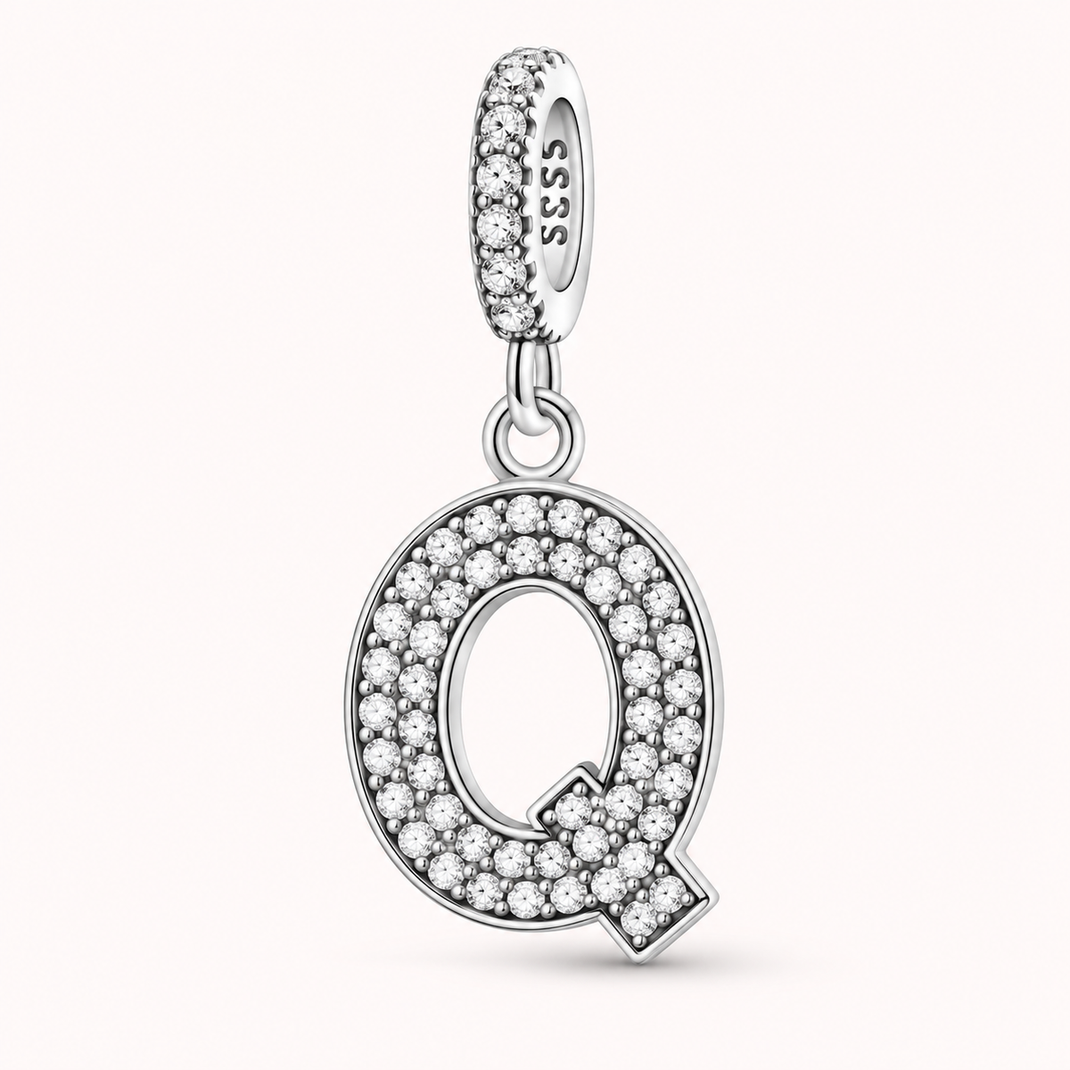 Charm letra Q modelo colgante