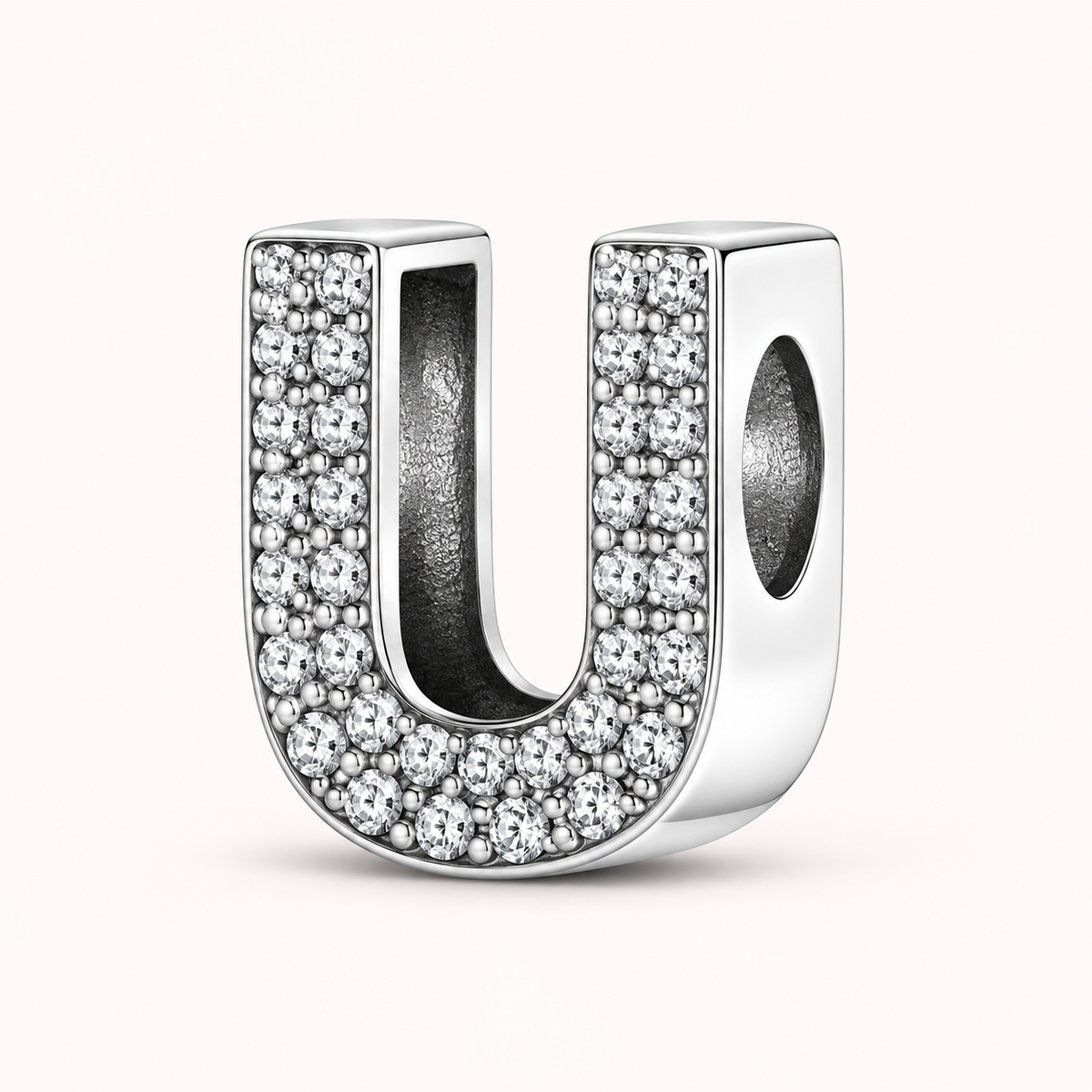 Charm letra U modelo circonias